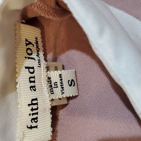 FAITH & JOY Women’s Dusty Pink Short Sleeve Top White Collar w/bling  S - Picture 3 of 6